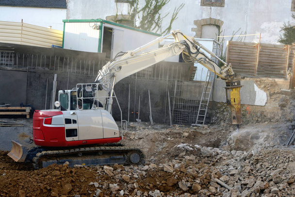 Excavadora con martillo neumático en una obra de construcción - Foto, Imagen
