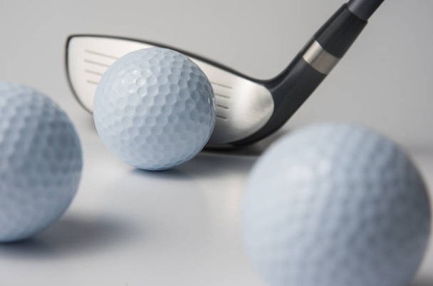 Golfschläger und Ball auf weißem Hintergrund - Foto, Bild