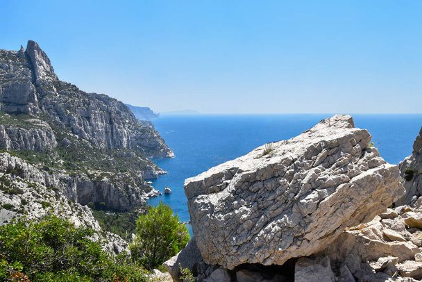 Large boulder on the background of the picturesque coast of the Calanques National Park near Marseille, France - Fotó, kép