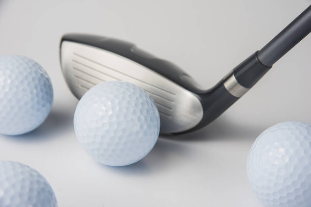 golfclub en bal op witte achtergrond - Foto, afbeelding