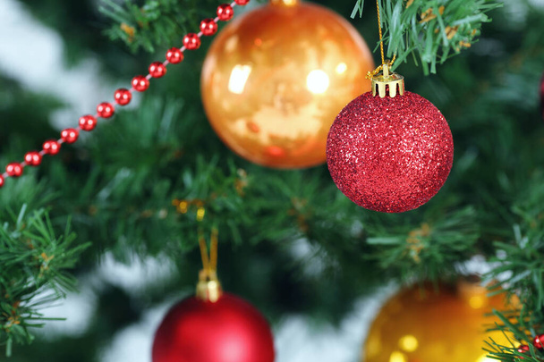 Kerst achtergrond - kerstballen en tak van sparren boom - Foto, afbeelding
