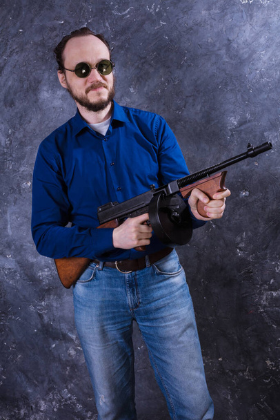 Mature man in sunglasses with tommy gun - Zdjęcie, obraz