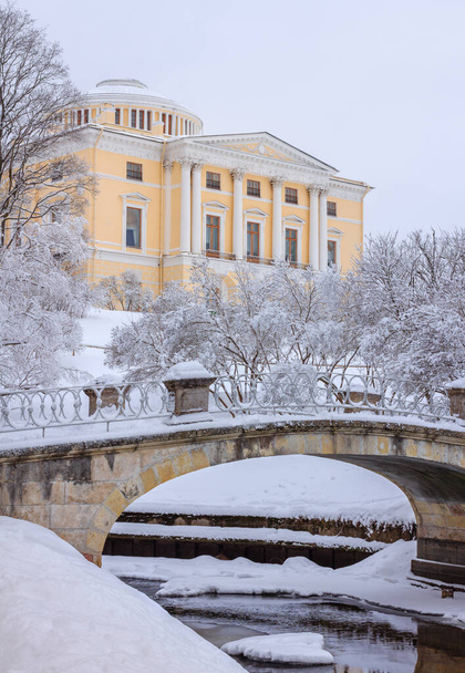 Grand Palace v Pavlovsku, Petrohrad, Rusko, zasněžená zima, kentaur most - Fotografie, Obrázek