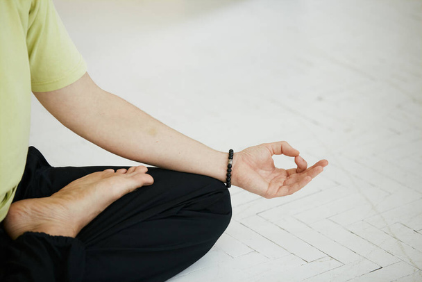 primer plano de yoga mudra y pose de loto, espacio de copia, conciencia plena de yoga y concepto de meditación - Foto, imagen