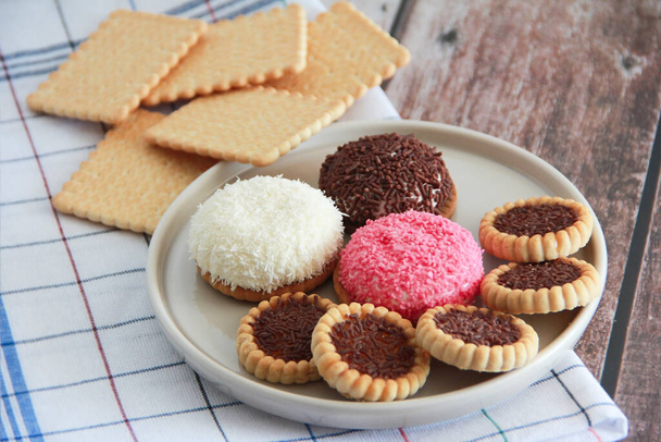 biscotti dolci quadrati e marshmallow rotondi con spruzzi - Foto, immagini