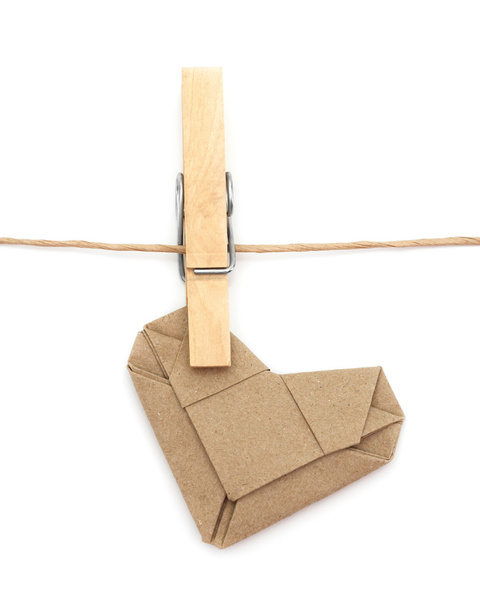 Origami recycler Cœur en papier et pinces à linge attachées à une corde
 - Photo, image