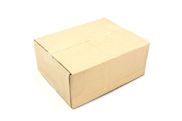 Закрыть бумажную коробку на белом
 - Фото, изображение