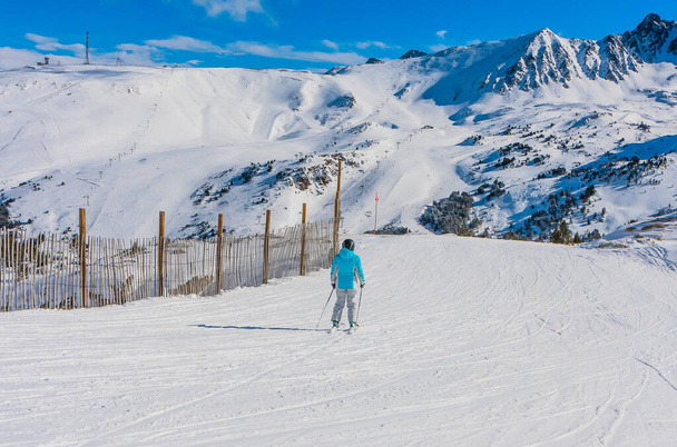 Στο χιονοδρομικό κέντρο GrandVallira. Θέα στα Πυρηναία βουνά. Καμπίνες σκι με σκιέρ. Υπόλοιπο με όλη την οικογένεια και τους φίλους. Ισπανία - Φωτογραφία, εικόνα