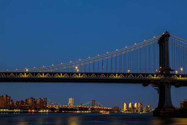 Légi kilátás stílus New York City gyönyörű Manhattan híd, mint látható Manhattan városkép éjjel - Fotó, kép