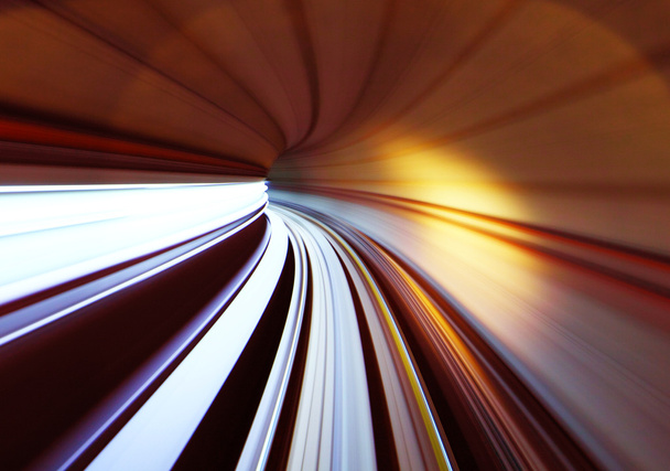 Железнодорожное движение в тоннеле
 - Фото, изображение