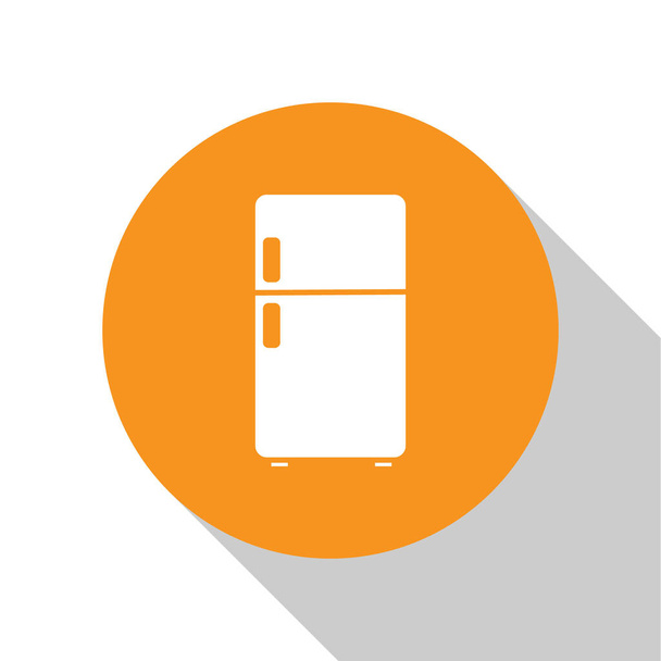 Weißes Kühlschranksymbol isoliert auf weißem Hintergrund. Kühlschrank mit Gefrierfach Kühlschrank. Haushaltstechnologie und Haushaltsgeräte. Orangefarbener Kreis. Vektor. - Vektor, Bild