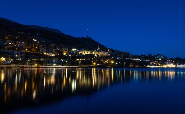St. Moritz, Zwitserland - 26 november 2020: St. Moritz is een plaats in het Zwitserse Engadine, en maakt deel uit van het district St. Moritz. - Foto, afbeelding
