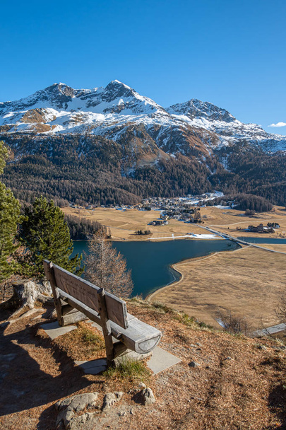 St. Moritz-Silvaplana, Svájc - 2020. november 26.: Csodálatos téli panoráma a Silvaplana-tóról és Surlej faluról. - Fotó, kép