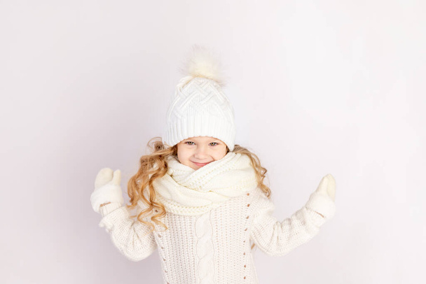 onnellinen vauva tyttö lämmin hattu ja pusero valkoinen eristetty tausta, tilaa tekstiä - Valokuva, kuva