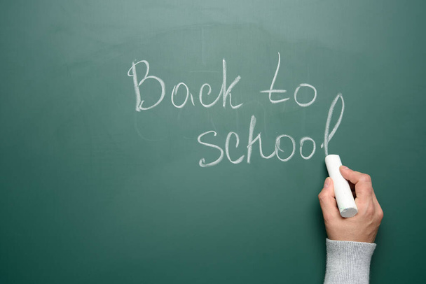 Schriftzug zurück zur Schule in weißer Kreide auf grüner Kreidetafel, Konzept zum Schuljahresbeginn - Foto, Bild