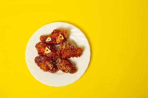 Křupavé sezamové kuřecí stehýnka s lepkavou sladkou asijskou omáčkou na talíři - Fotografie, Obrázek