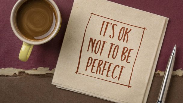 to jest OK, aby nie być doskonały - inspirujące pismo na serwetce z filiżanką kawy, akceptacji, pozytywne nastawienie, sukces i koncepcja rozwoju osobistego - Zdjęcie, obraz