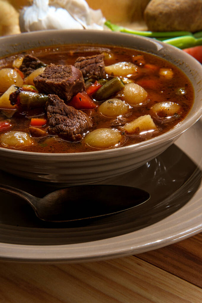 Повільний суп з яловичини та овочів з картоплею та перловою цибулею
 - Фото, зображення