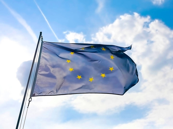 Drapeau européen agitant le ciel bleu. Photo de haute qualité - Photo, image