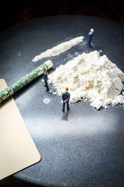 Toxicomanie métaphore conceptuelle hommes d'affaires miniatures faisant une ligne géante de cocaïne - Photo, image