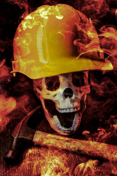 Οικοδόμος φορώντας σκληρό καπέλο σε θανατηφόρα τυχαία πυρκαγιά - Φωτογραφία, εικόνα
