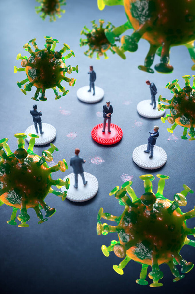 Uomini d'affari in miniatura che praticano la distanza sociale per rallentare la diffusione del coronavirus mortale - Foto, immagini