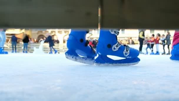 Baby valt en stapt op een ijsbaan in Verona, Italië. Hoge kwaliteit 4k beeldmateriaal - Video