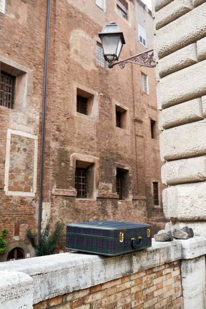 Старый выветрившийся винтажный чемодан, оставленный на улице. - Фото, изображение