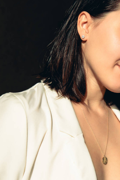 close up mulher em jaqueta branca sem sutiã parte do corpo - Foto, Imagem