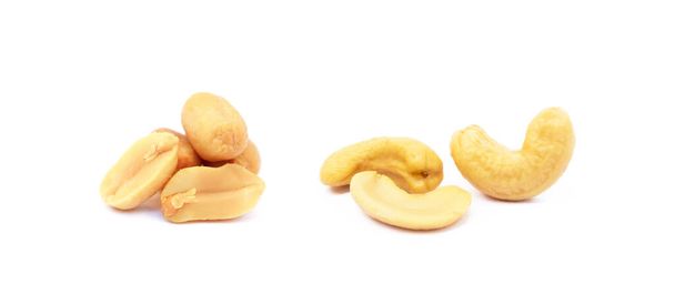 Suolatut paahdetut maapähkinät ja cashewpähkinät, valkoisella pohjalla eristetyt - Valokuva, kuva