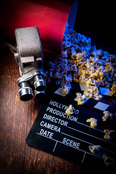 映画館ポップコーンとともにバターと青のバックライト - 写真・画像