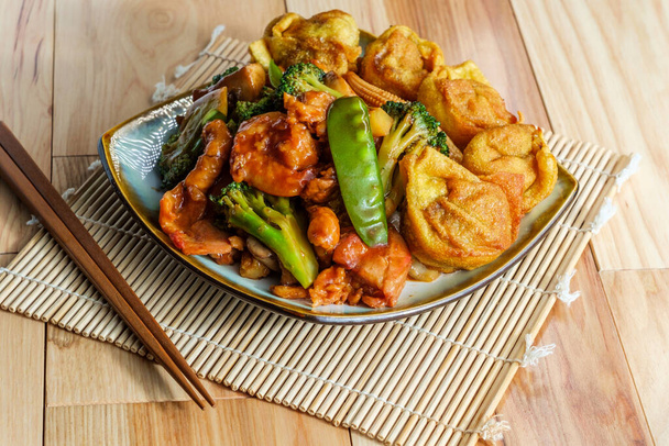 Subgum wonton cena con carne de cerdo camarones pollo y salteado mezcla de verduras chinas - Foto, imagen