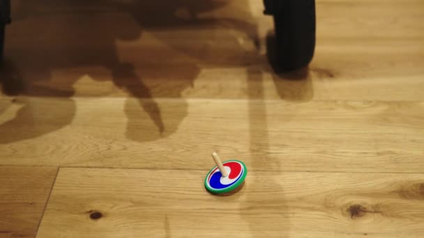 Spinning brinquedo superior movendo-se suavemente no chão de madeira - Filmagem, Vídeo