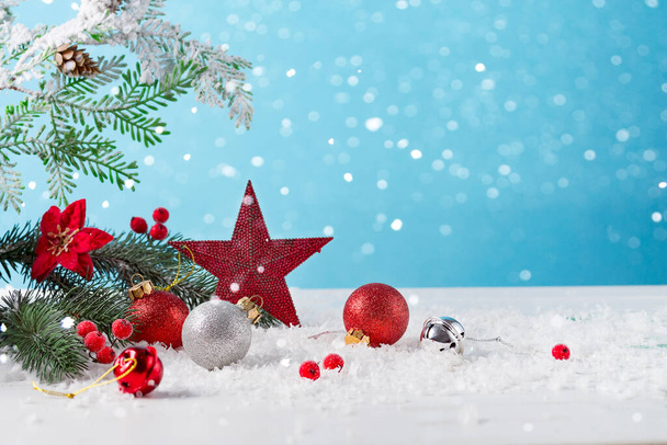 Χριστουγεννιάτικη κάρτα με διακοσμημένο χριστουγεννιάτικο αστέρι και μπάλες στο φως φόντο. Χειμερινή εορταστική ιδέα. - Φωτογραφία, εικόνα