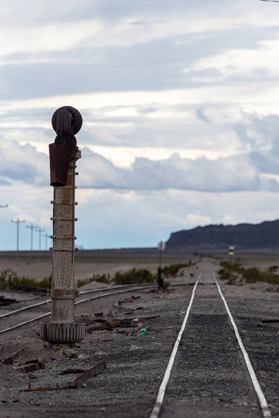 Pohled na opuštěnou železniční trať v Altiplanu v Bolívii - Fotografie, Obrázek