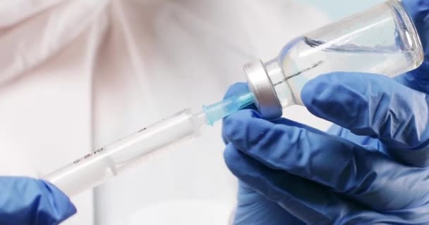 医師や医療従事者の手の近くには、コロナウイルス、はしかやインフルエンザワクチンや注射器を保持 - 映像、動画
