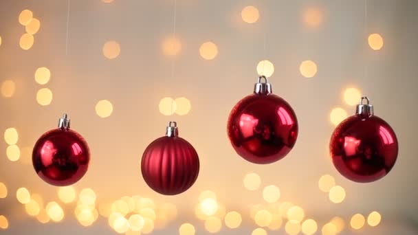 Pelotas de Navidad juguete en el fondo de luces intermitentes bokeh - Metraje, vídeo