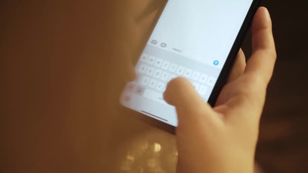 Egy nő SMS-t küld az okostelefonon a barátjának, hogy boldog új évet kívánjon 2021-ben - Felvétel, videó