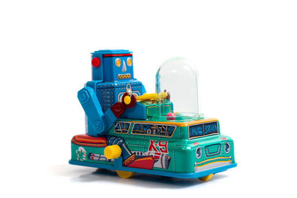 Vintage tin robot speelgoed geïsoleerd op een witte achtergrond. - Foto, afbeelding