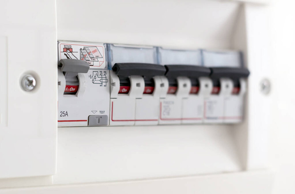Detail van een schakelaar in een stoppenkast. Elektriciteitsvoorziening. Automatisch systeem voor veiligheid en reststroom - Foto, afbeelding