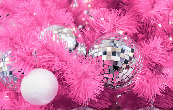Bolas de disco espelhadas em uma árvore de Natal rosa. - Foto, Imagem