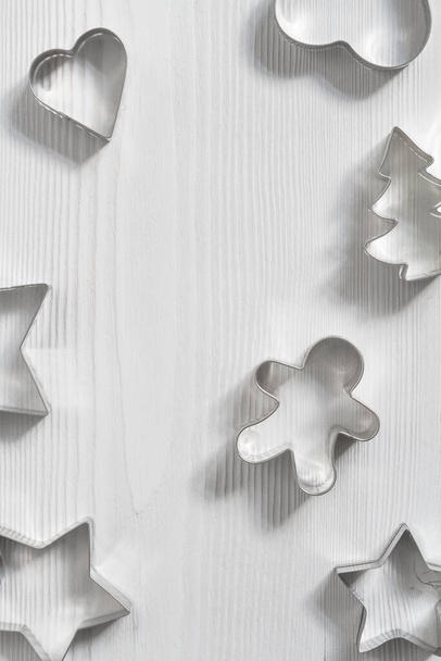 Білий дерев'яний фон з формами печива, сезонна плоска
 - Фото, зображення