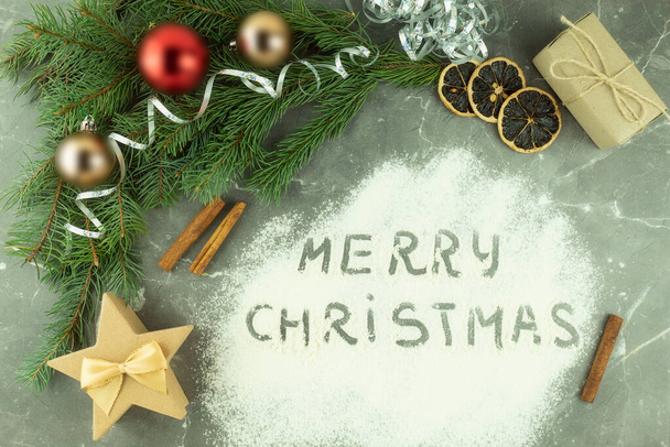 Top shot de regalos de Navidad y papel de regalo. El envoltorio de regalo para la Navidad y el año nuevo - Foto, imagen