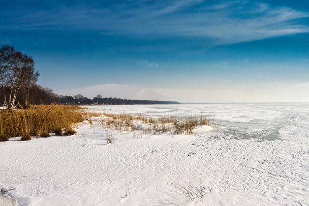 Steinhuder Meer 'de donmuş ve karla kaplı buz yüzeyi - Fotoğraf, Görsel