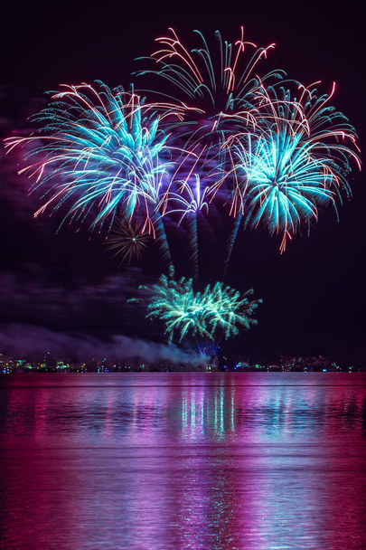 Fuochi d'artificio sull'acqua di un grande lago - Foto, immagini
