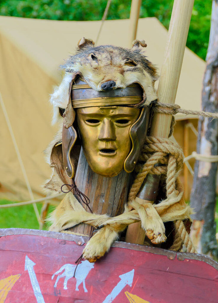 pele de lobo em um capacete e uma máscara dourada de um legionário romano em Carnuntum, Áustria - Foto, Imagem