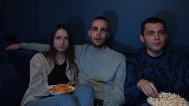 Wrażliwi przyjaciele oglądają smutny film w domu - Materiał filmowy, wideo