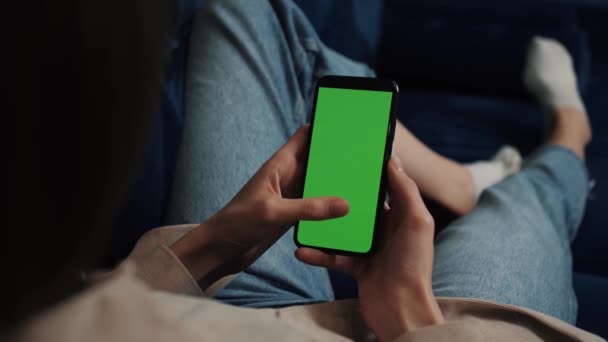 Close up Mulher em casa usando Smartphone com tela de Mock-up verde, fazendo Swiping, Scrolling Gestures. Mulher usando telefone celular, Internet redes sociais de navegação. Ponto de vista Camera Shot - Filmagem, Vídeo