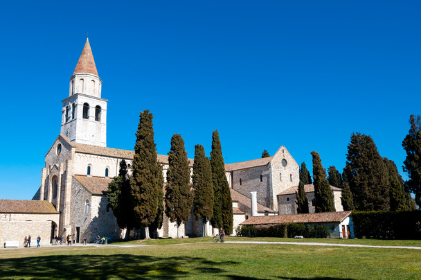 Basílica de Aquileia e gramado
 - Foto, Imagem