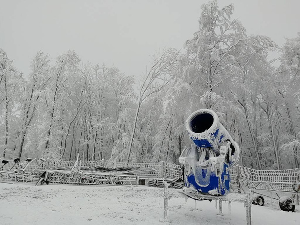 κανόνια χιονιού για τεχνητό χιόνι στο χιονοδρομικό κέντρο - Φωτογραφία, εικόνα